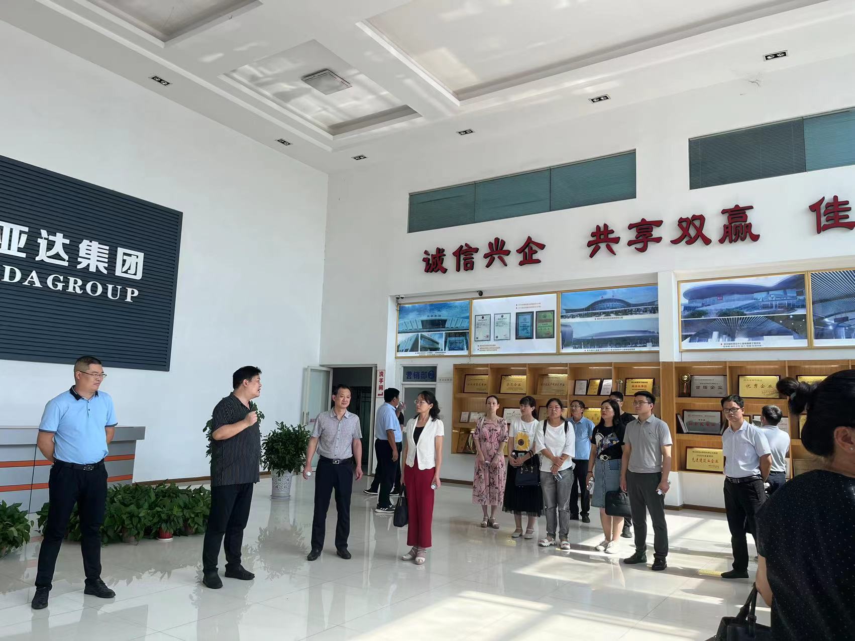 热烈欢迎市、县科协领导及院士专家莅临我司参观指导工作(图2)